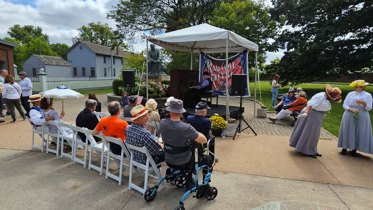 Listeners enjoyed ragtime piano music on Washington Boulevard.