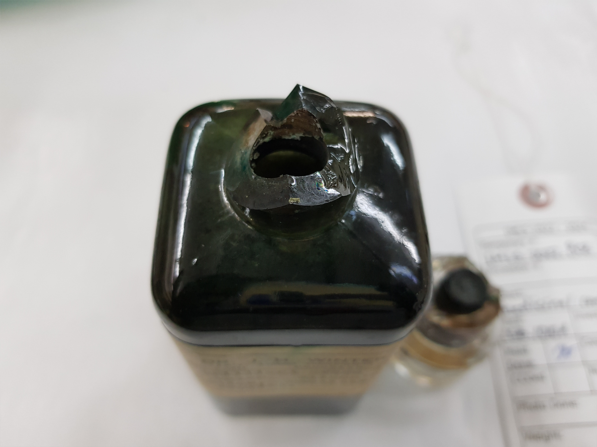glass medicinal container with a transparent glass lid was filled with a liquid labelled as ‘1% brilliant green in tap water’.